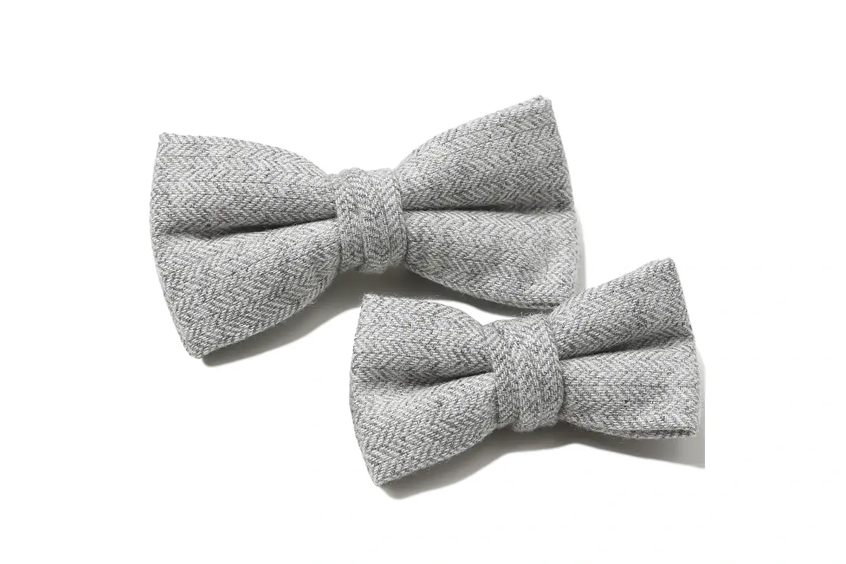 Two gray herringbone bow ties in different sizes with pointed wings.